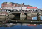 101 007 mit IC 2406 (Kln Hbf–Kiel Hbf) am 02.06.2017 auf der Oberhafenbrcke in Hamburg