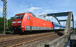 Der Kollege dieses EuroCity grüßte mit Wassersalut, was Fototechnisch wunderbar festzuhalten war. BR 101 065-1, Büchener Eisenbahnbrücke 18.07.2017