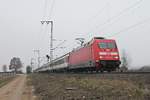 Mit dem EC 7 (Hamburg Altona - Interlaken Ost) fuhr am 21.12.2016 die 101 037-0 nördlich von Müllheim (Baden) in Richtung Schweizer Grenze.