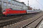 101 049-5 fährt am 10.2.2018 mit dem IC2229 von Kiel Hauptbahnhof nach Frankfurt(Main) Hauptbahnhof in den Hamburger Hauptbahnhof ein.