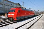 101 049-5 fährt am 3.3.2018 mit dem IC2371 von Hamburg-Altona nach Karlsruhe Hauptbahnhof in den Hamburger Hauptbahnhof ein.