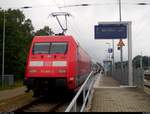 101 084-2 als IC 2252 nach Berlin Südkreuz steht in seinem Startbahnhof Ostseebad Binz auf Gleis 3.