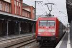 LEER/Ostfriesland (Landkreis Leer), 14.03.2018, 101 003-2 hinter dem IC 2204 nach Emden Hbf bei der Ausfahrt