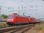 101 053 + 101 127 bringen den EC22 am 03.06.2007 von Wien nach Dortmund. Das 101-Doppel an diesem Zug ist sonntags planmssig.
Da ein 101-Tandem in sterreich verboten ist, luft die zweite Maschine kalt mit.Zu sehen ist der Zug beim Ausfahren aus Wels.