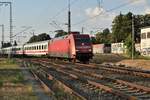 Auch die 101 130-3 hab ich in den Feierabend fahrend ablichten können.
Denn der IC 2223 endet in Rheydt Hbf wegen der Bauarbeiten zwischen Erkelenz und Geilenkirchen werden die Bahnsteige für den RRX umgebaut. Sie verlässt Rheydt aus Gleis 4 in Richtung Köln. 17.7.2018