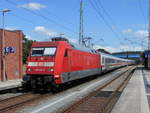 101 132 mit dem IC 2527 Binz-Hamburg Harburg,am 29.Juli 2018,in Bergen/Rügen.