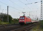 Hier ist die 101 107-1 nun am Dienstag den 7.8.2018 in Grevenbroich mit dem in Rheydt geendeten IC2223 nach Köln schiebend unterwegs.