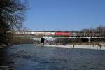 101 052 überquert am 04.03.18 die Braunauer Brücke in München