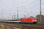 DB Lok 101 104-8 fährt beim badischen Bahnhof ein.