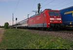 101 059-4 als EC 9 (Linie 30) von Hamburg-Altona nach Zürich HB (CH) durchfährt den Haltepunkt Auggen auf der Bahnstrecke Mannheim–Basel (Rheintalbahn | KBS 703).
Eine Fotowolke verdeckte zum Aufnahmezeitpunkt leider spontan die Sonne, was an diesem etwa 35 °C heißen Tag aber recht wohltuend war.
[13.7.2018 | 15:13 Uhr]