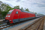 Abgestellter IC mit der Lok 101 074 am Bahnsteig 3 im Ostseebad Binz. - 11.06.2019 