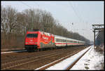 Werbelok 101001-6 Fair feels good fährt hier am 5.3.2005 mit einem Intercity in Richtung Münster durch den Bahnhof Natrup Hagen.