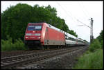 101088-3 erreicht hier am 26.05.2005 auf der Fahrt mit mit einem Eurocity aus der Schweiz nach Hamburg den Ortsrand von Hasbergen.