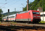 28. Juni 2011, IC 2208 München - Berlin passiert den Bahnhof Kronach und strebt der Steigung über den Frankenwald zu. Zuglok ist 101 003, 101 102 schiebt nach.