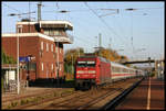 DB 101075-5 kommt hier am 30.10.2005 um 14.43 Uhr einem Intercity in Richtung Münster durch den Bahnhof Hasbergen.