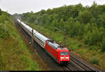 101 053-7 als IC 2292 (Linie 62) von Stuttgart Hbf nach Frankfurt(Main)Hbf fährt im strömenden Regen bei Markgröningen bzw. Schwieberdingen auf der Schnellfahrstrecke Mannheim–Stuttgart (KBS 770).
Aufgenommen von einer Brücke.
[28.7.2019 | 16:23 Uhr]