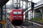 BERLIN, 23.06.2019, 101 039-6 hinter einem IC in Richtung Berlin Ostbahnhof kurz nach Durchfahrt durch den Bahnhof Ostkreuz