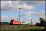 IC 146 mit 101096-6 passiert hier am 29.10.2019 um 13.44 Uhr auf der Fahrt von Berlin nach Amsterdam die Windräder bei Westerhausen.