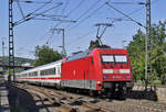 101 140-2 schiebt IC in Richtung Köln kurz hinter Remagen - 22.08.2019