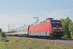 Am 12.09.2018 bespannte 101 043-8 den EC 8 (Zürich HB - Hamburg Altona), welcher an diesem Tag keinen Panorama-Wagen hatte, als sie bei Hügelheim im Rheintal in Richtung Freiburg (Breisgau) fuhr.