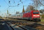 101 087-5 schiebt IC in Richtung Köln durch Brühl - 19.12.2019