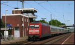 DB 101080-0 passiert am 29.04.2007 um 15.46 Uhr mit einem Intercity in Richtung Münster das Stellwerk im Bahnhof Hasbergen.