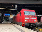 101 130-3 mit NightJet 490 von Wien Hauptbahnhof nach Hamburg-Altona, hier zu sehen beim Halt in Hamburg Hauptbahnhof am 23.01.2020
