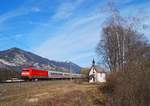 101 090-9 bespannte am 22.02.2020 den IC 1283  Patscherkofel  (München Hbf - Innsbruck Hbf) und passierte am frühen Nachmittag mit dem internationalen Verstärkerzug die Antoniuskapelle bei Brixlegg.