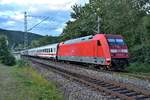 Einen IC schiebend ist hier die 101 132-9 zu sehen, der am Abend des 6.Juli 2020 ebenfalls als Umleiter auf den Neckartalbahn gen Heidelberg unterwegs.