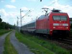 Kurz nach dem Bahnhof Wiesloch-Walldorf wirbelt 101 078 mit ihrem IC ordentlich Staub auf, 22.07.07.