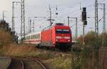 DB 101 107-1 vor IC nach Süden zwischen Pkb und Bf Anklam am 13.11.2020 - ich stehe neben dem Gleis, dieses macht im weiteren Verlauf noch einen Bogen nach (im Bild)rechts.