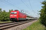 Mit dem EC 7 (Hamburg Altona - Interlaken Ost) fuhr am Mittag des 02.06.2020 die 101 049-5 bei Hügelheim über die Rheintalbahn in Richtung Müllheim (Baden).