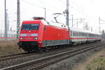 101 115-4 mit dem süßen Baby IC 2906 von Dresden Hbf nach Warnemünde bei der Einfahrt im Rostocker Hbf.26.03.2021
