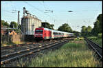 101110-5 fährt hier mit hoher Geschwindigkeit mit einem Intercity in Richtung Osnabrück am 14.6.2021 um 20.10 Uhr durch den Bahnhof Kattenvenne.