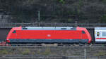 Die Elektrolokomotive 101 138-6 war Mitte April 2021 auf der linken Rheinstrecke bei Remagen unterwegs.