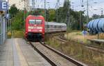 Zug mit Schiebefenstern - muss man nur suchen . DB 101 080 an IC1958 nach Köln - Einfahrt Bf Anklam am 21.08.2021