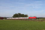 101 087 mit dem  IC Königssee  auf dem Weg nach Freilassing am 11. Oktober 2021 bei Bernau am Chiemsee.