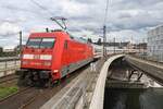 101 038-8 verlässt am 07.08.2021 mit dem IC2359 von Köln Hauptbahnhof nach Berlin Ostbahnhof den Berliner Hauptbahnhof.