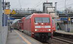 DB Fernverkehr AG [D] mit  101 130-3  [NVR-Nummer: 91 80 6101 130-3 D-DB] und PbZ (Regio-Doppelstockwagen Garnitur) Richtung Bf. Berlin Lichtenberg am 24.11.21 Durchfahrt Bf. Berlin Hohenschönhausen.