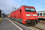 101 030-5 mit Ersatzzug IC 2919(Warnemünde-Dresden)für IC 2271 kurz vor der Ausfahrt in Warnemünde.22.01.2022