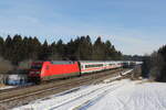 101 036 mit dem  IC Königssee  aus Freilassing kommend am 27. Januar 2022 bei Grabenstätt im Chiemgau.
