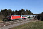 101 004 mit dem  IC Königssee  am 10. Februar 2022 bei Grabenstätt.