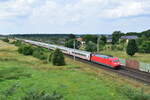 101 060 rauscht mit einem IC über die Schhnellfahrstrecke von Stendal kommend in Richtung Rathenow und weiter nach Berlin.

Staffelde 05.08.2021