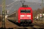 101 050 mit einer Garnitur der Sbb unterwegs auf der rechten Rheinseite bei Oberlahnstein am 05.03.2022