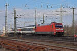 DB Lok 101 028-9 fährt beim badischen Bahnhof ein. Die Aufnahme stammt vom 28.01.2022.