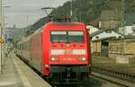 Die 101 083 mit einer ÖBB Garnitur nach Innsbruck wartetin Gleis 3 des Bahnhofs Kaub auf die Überholung durch einen ICE.