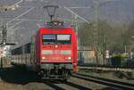 101 117 bringt ihren aus einer ÖBB Wagengarnitur bestehenden Zug wegen Bauarbeiten auf der linken Rheinseite rechts der Rheins durchs Mittelrheintal.