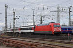 DB Lok 101 018-0 fährt beim badischen Bahnhof ein. Die Aufnahme stammt vom 23.02.2022.