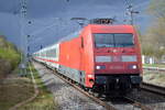 DB Fernverkehr AG [D] mit  101 026-3   [NVR-Nummer: 91 80 6101 026-3 D-DB] und IC-Wagengarnitur am 09.04.22 Durchfahrt Bf. Berlin Hohenschönhausen.