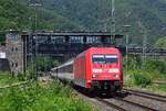 101 054 hat soeben das Reiterstellwerk in Bingen Hbf unterquert und erreicht Bingen Hbf.